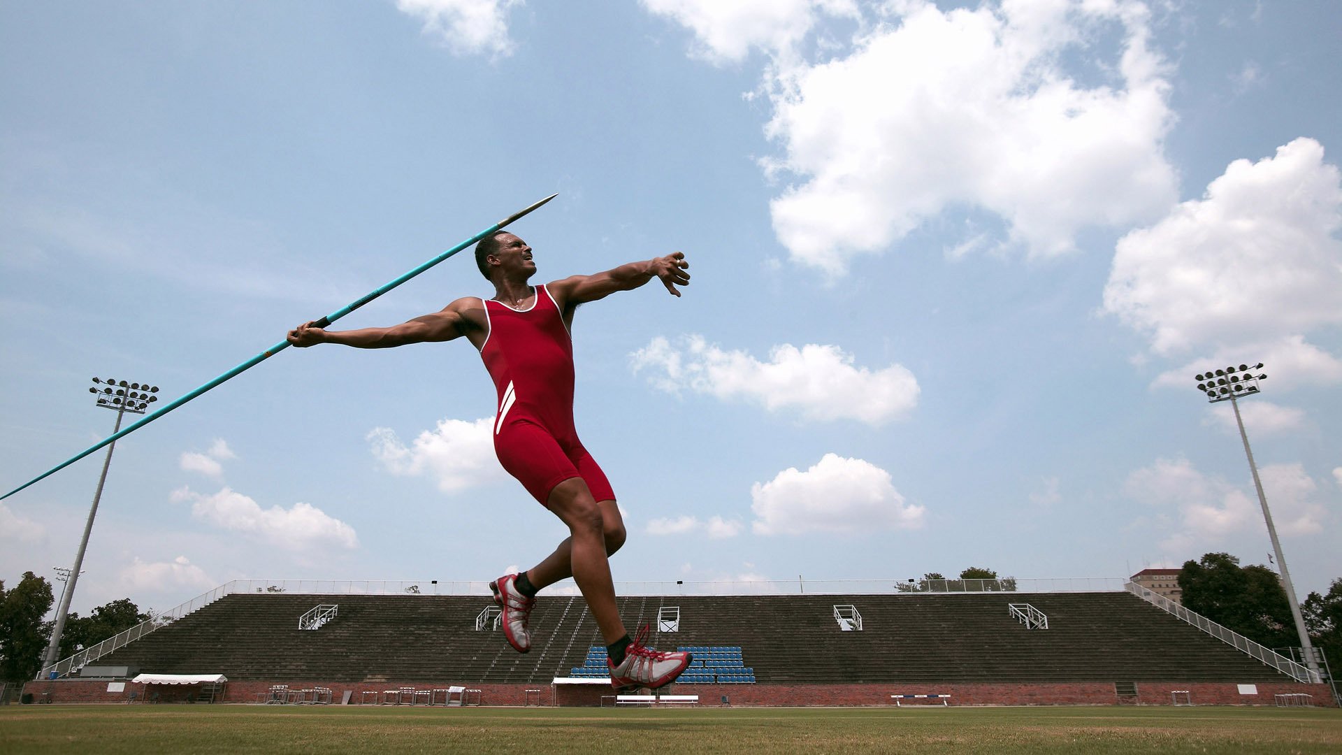 女足比赛中，中国队员李某表现出色，助球队取胜，中国女足被问责