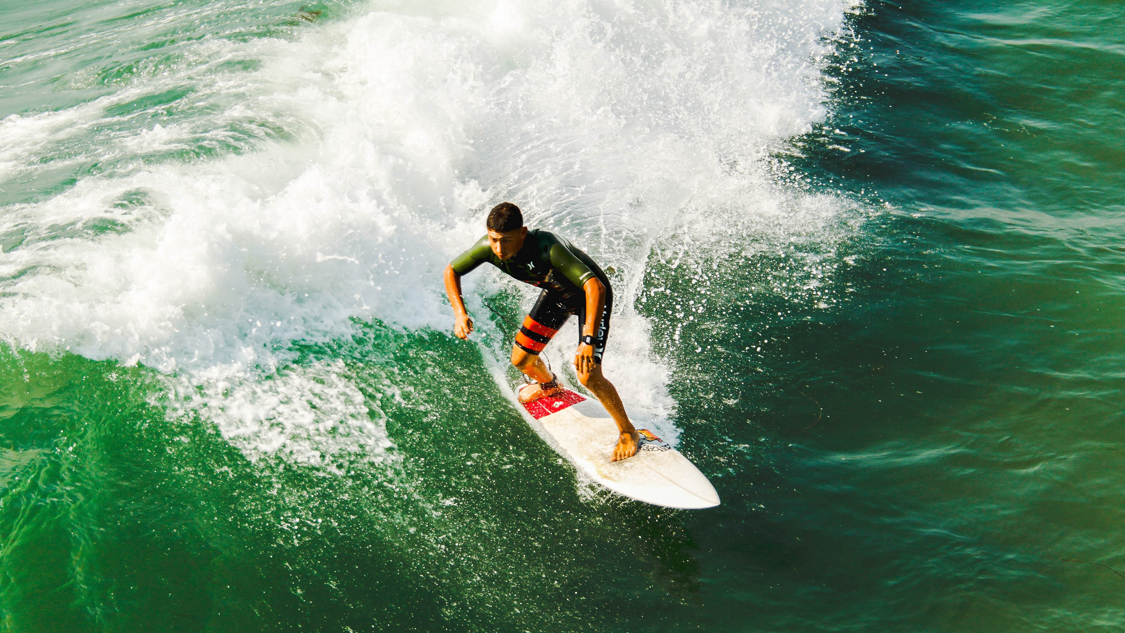 球员整体身体对抗能力是否落后亚洲平均水平，足球正常身体对抗